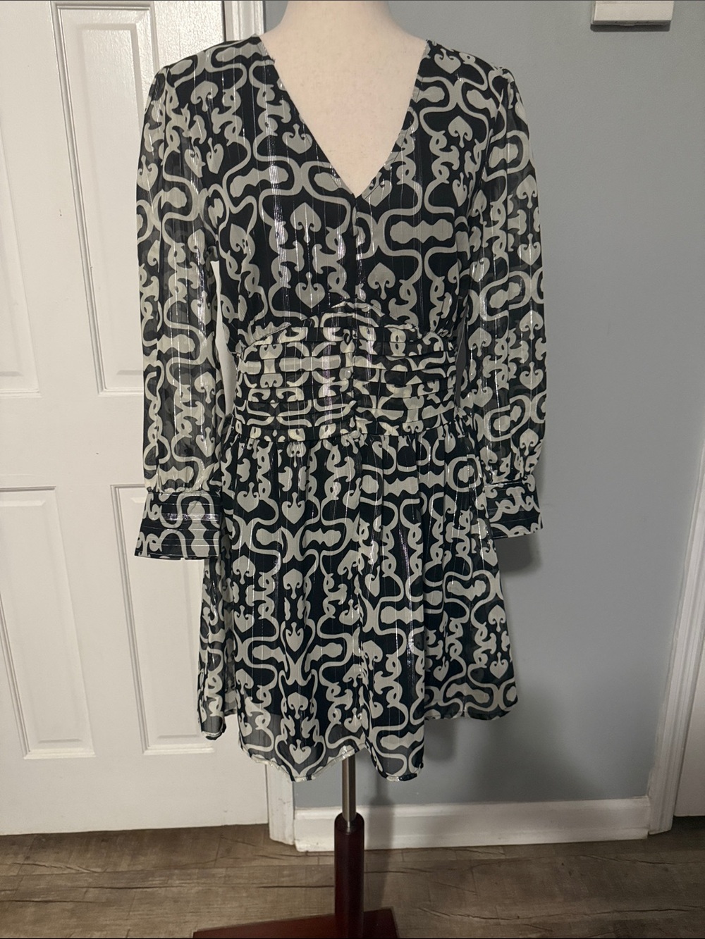 Black & White Long Sleeve V-Neck Printed Dress